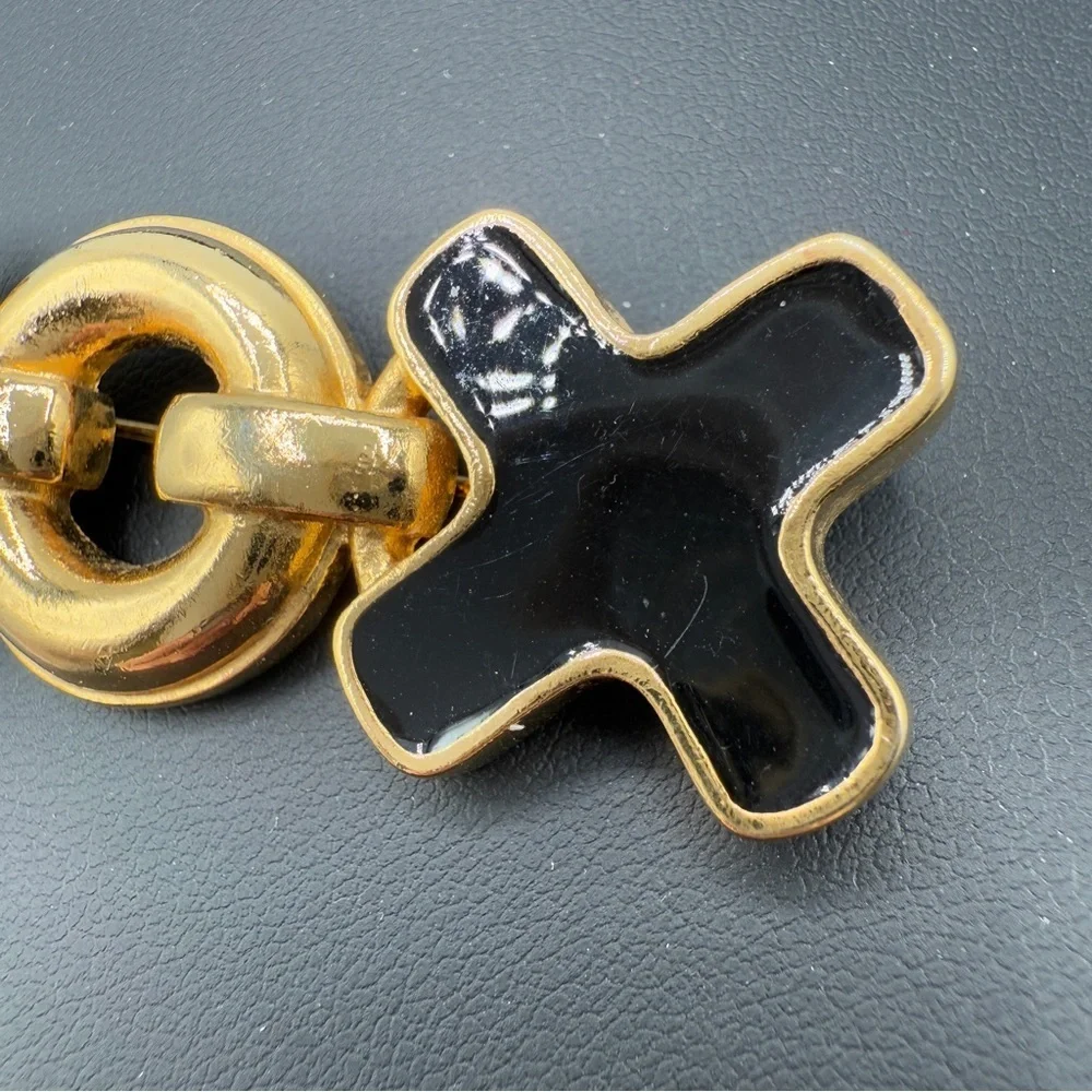 Pretty Black and Gold Tone XOX Hugs and Kisses Brooch
